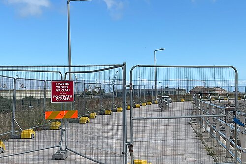 Pipers Way with road closed sign